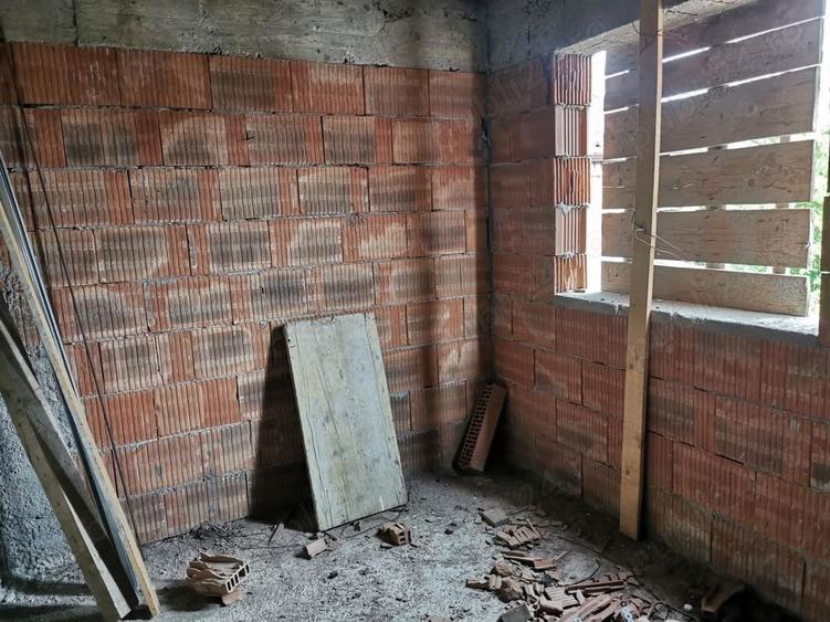 Casă cu 4 camere cu Teren 375 Mp în Cazasu