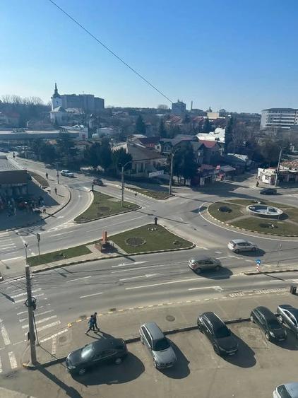 Apartament cu 4 camere decomandat în Central