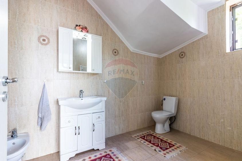 Casă individuală cu 5 camere cu Teren 485 Mp în Central