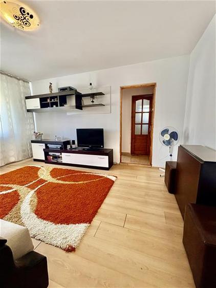 Apartament cu 2 camere semidecomandat, mobilat în Est
