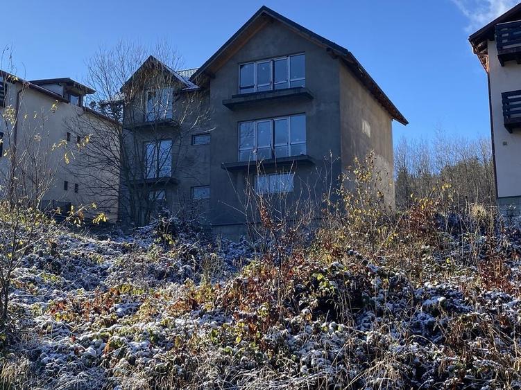 Casă cu 4 camere în Clăbucet