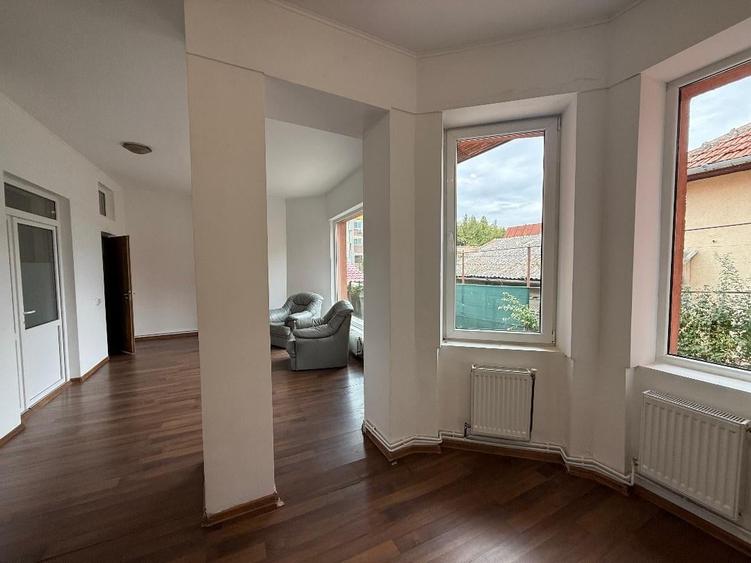 Casă cu 4 camere cu Teren 430 Mp în Cetate