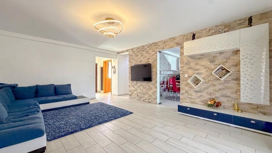 Casă individuală cu 5 camere cu Teren 360 Mp în Exterior Est