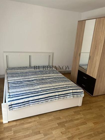 Apartament cu 3 camere decomandat în Lujerului