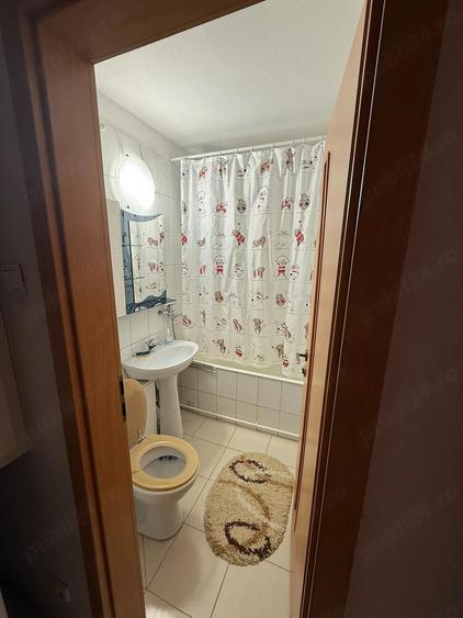 Apartament cu 3 camere semidecomandat în Tătărași