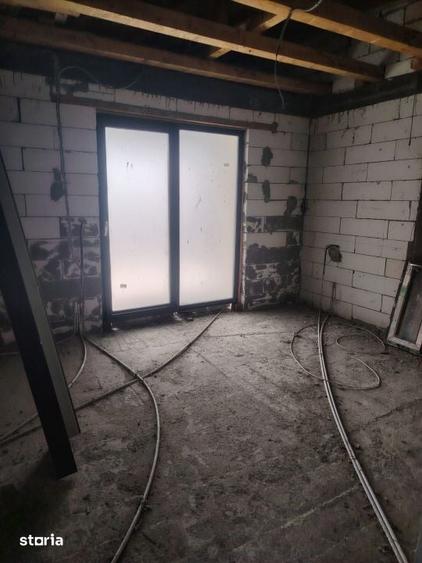 Casă cu 4 camere cu Teren 250 Mp în Cernele