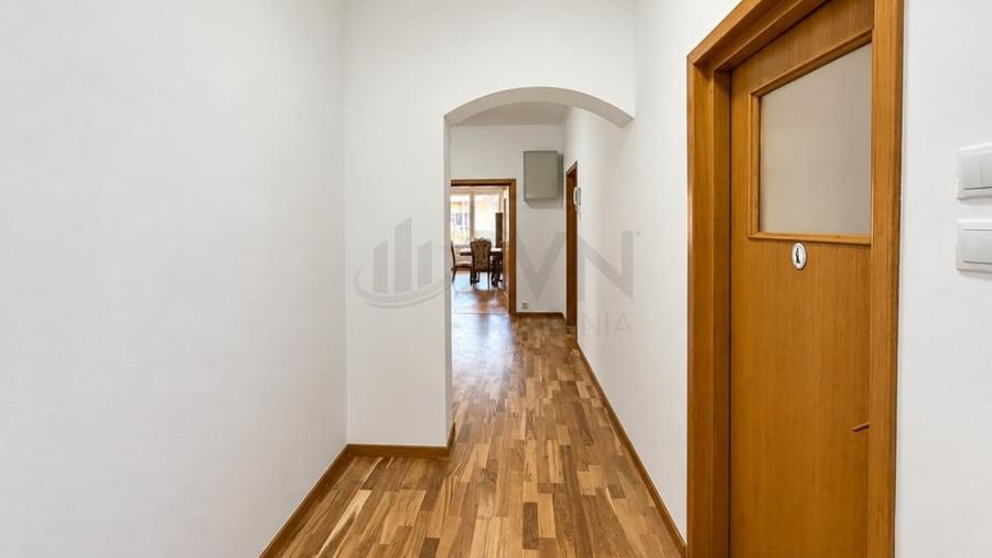Apartament cu 8 camere decomandat în Kiseleff
