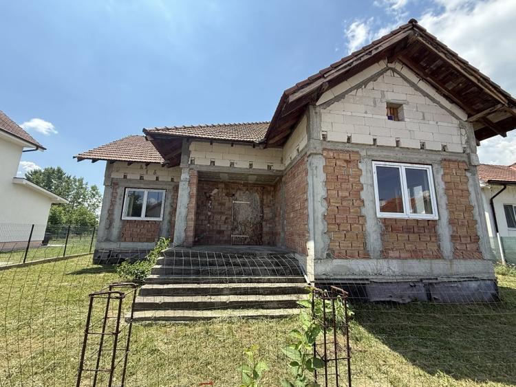 Casă individuală cu 3 camere cu Canalizare în Cetate
