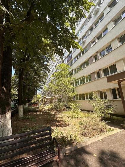 Apartament cu 3 camere semidecomandat în Militari
