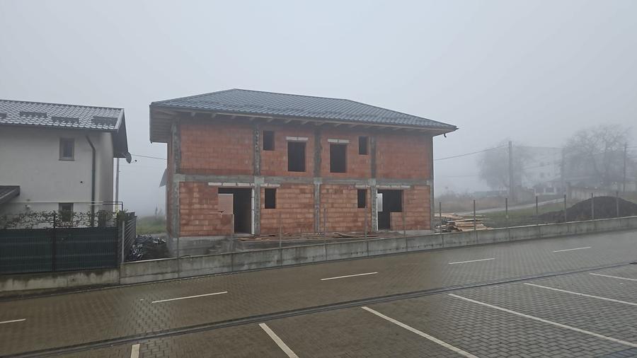 Duplex cu 4 camere cu Canalizare în Ipotești