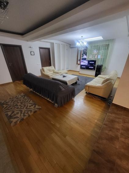 Apartament cu 5 camere în Decebal
