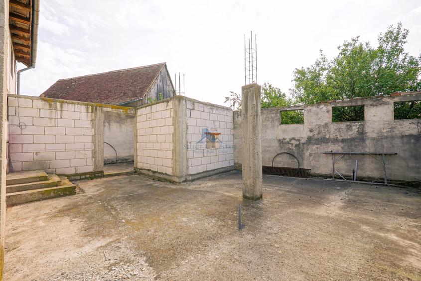 Casă individuală cu 12 camere cu Teren 568 Mp în Cristian