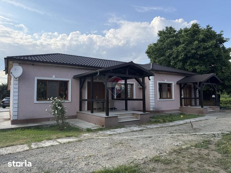 Casă cu 4 camere cu Teren 2500 Mp în Putna