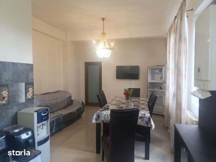 Casă cu 10 camere cu Teren 970 Mp în Calea București