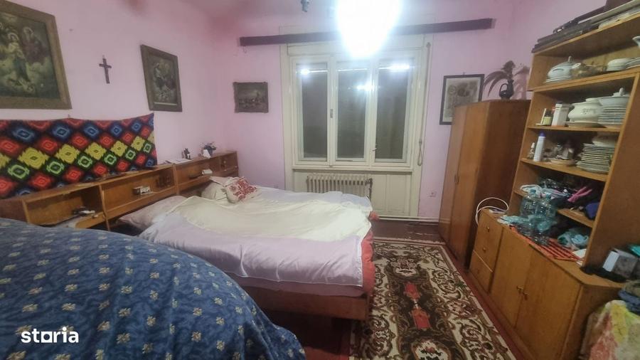 Casă cu 4 camere cu Teren 7928 Mp în Central