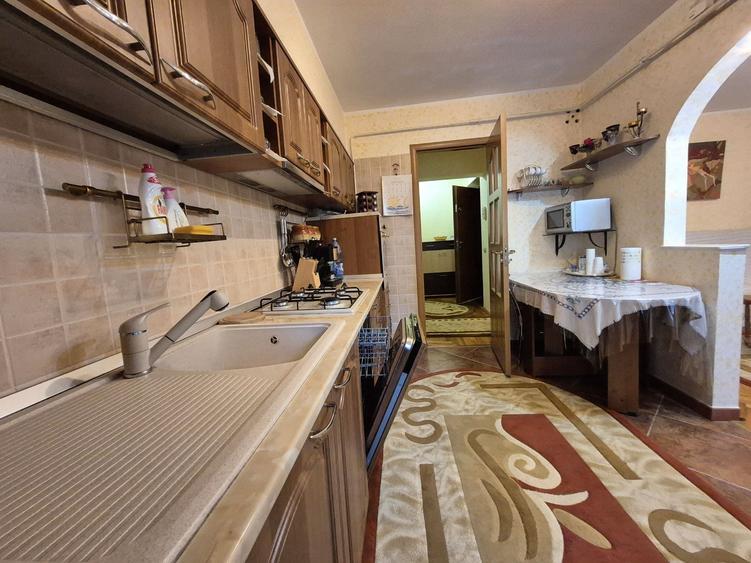 Apartament cu 3 camere decomandat în Central