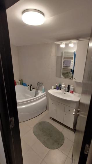 Casă individuală cu 4 camere cu Canalizare în Roșu