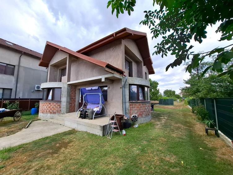 Casă cu 7 camere cu Canalizare în Vest