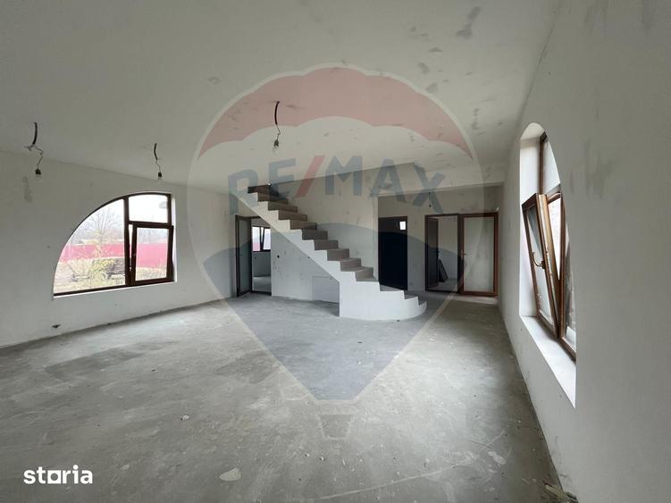 Casă cu 5 camere decomandat cu Teren 1300 Mp în Conțești