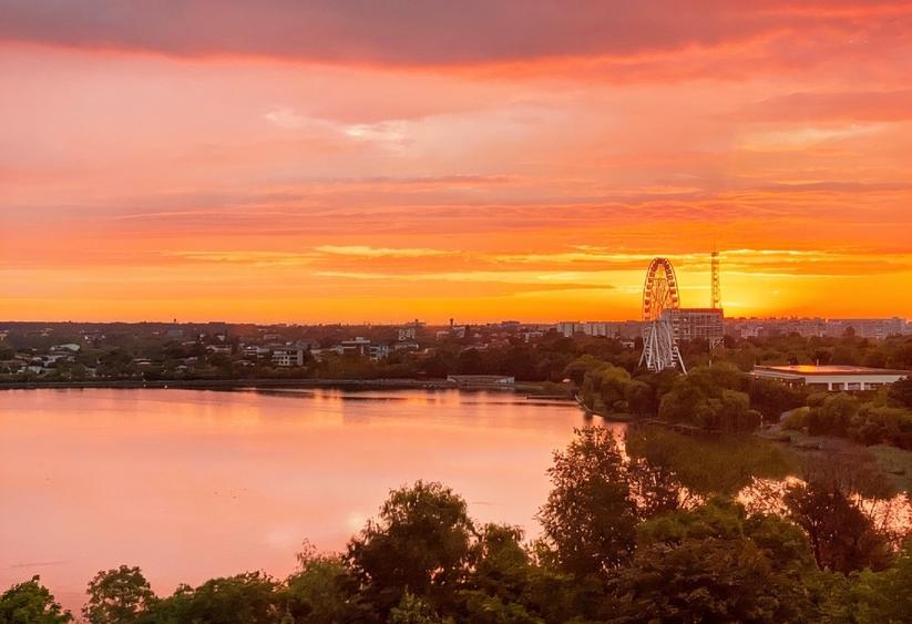 Apartament cu 3 camere semidecomandat, mobilat în Tei