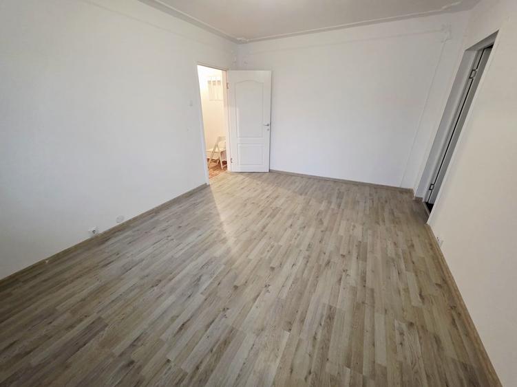 Apartament cu 3 camere semidecomandat în Alexandru cel Bun