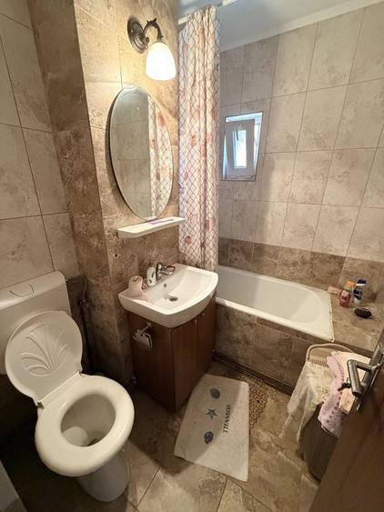Apartament cu 3 camere semidecomandat în Preajba Mare
