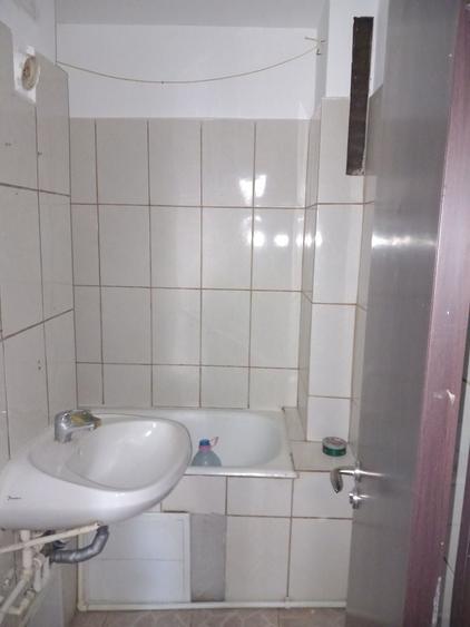 Apartament cu 3 camere semidecomandat în Gherăseni