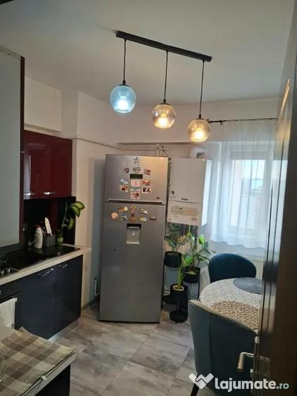 Apartament cu 3 camere semidecomandat în Central