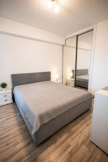 Apartament cu 3 camere decomandat în Girocului