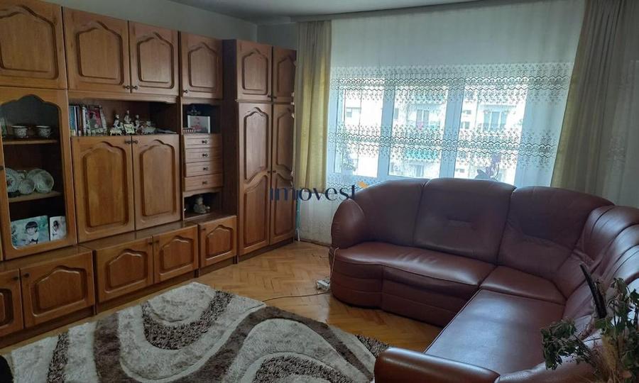 Apartament cu 3 camere decomandat în Carpați 2