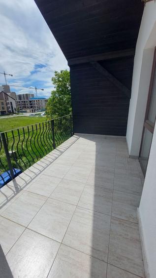 Apartament cu 3 camere decomandat în Tractorul
