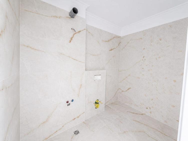 Apartament cu 4 camere semidecomandat în Florești