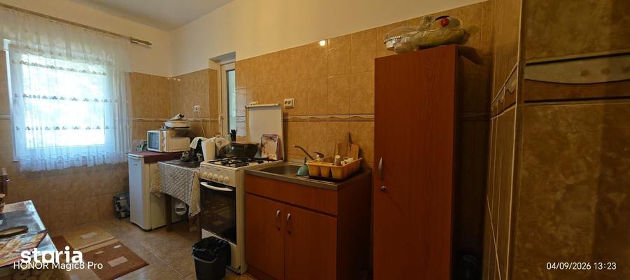 Casă cu 9 camere cu Teren 1500 Mp în Popricani
