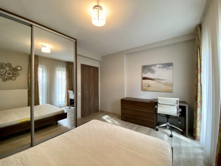 Apartament cu 3 camere semidecomandat, mobilat în Central