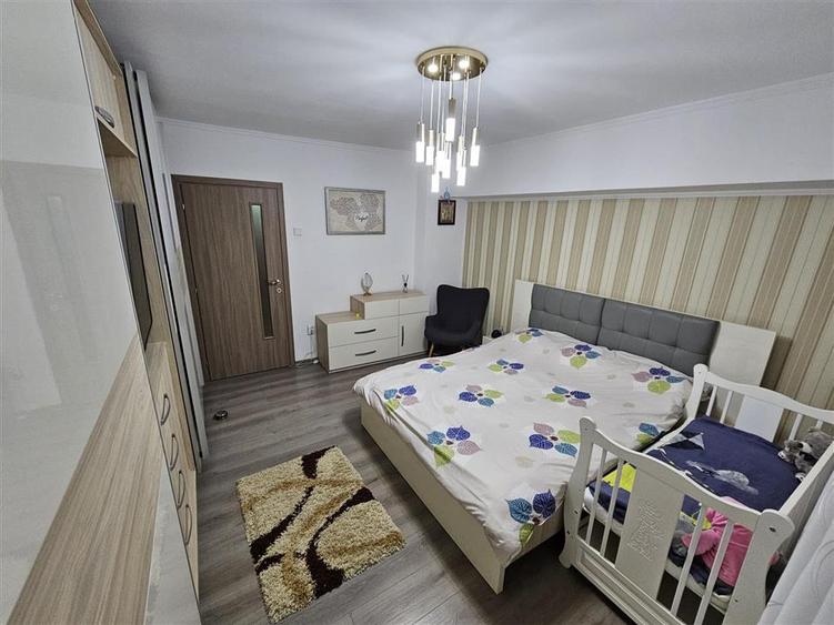 Apartament cu 3 camere decomandat în Călărași