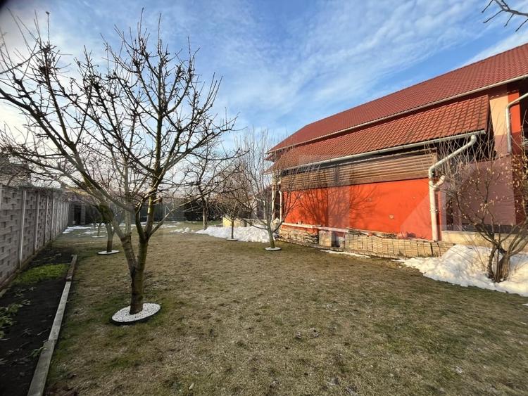 Casă individuală cu 8 camere cu Canalizare în Cetate