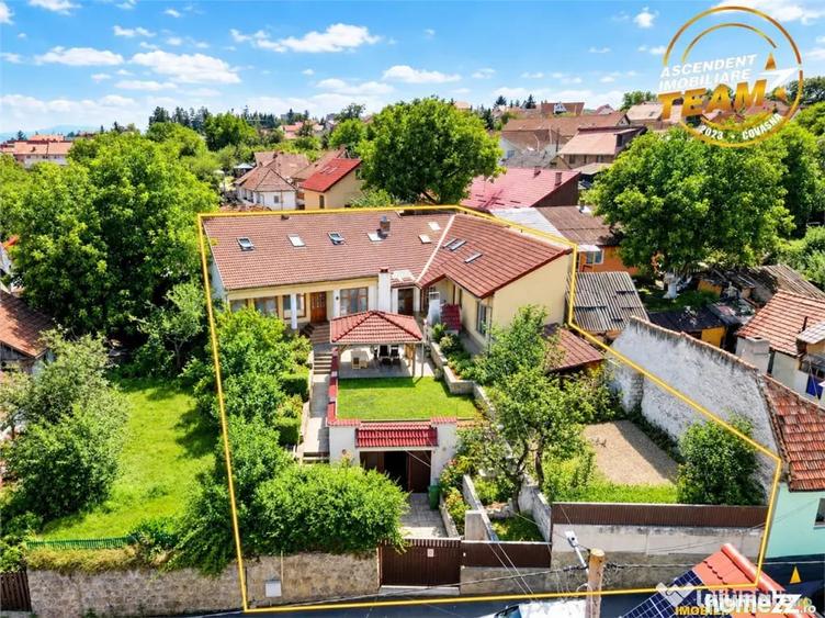 Casă cu 9 camere cu Teren 547 Mp în Central