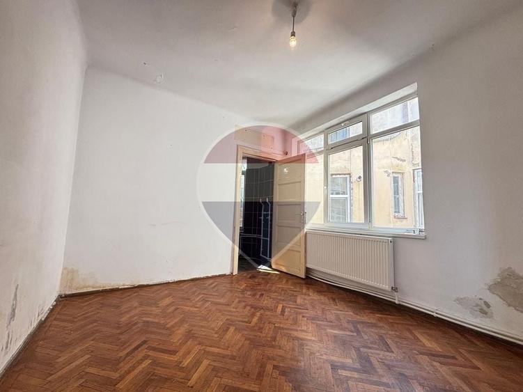Apartament cu 3 camere semidecomandat în Periferie