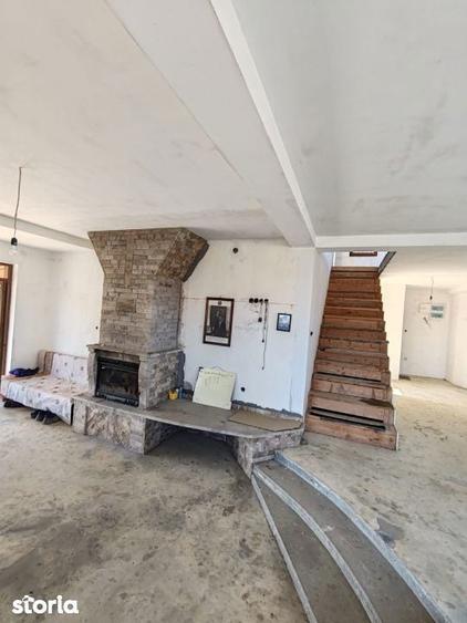 Casă cu 5 camere cu Teren 2305 Mp în Recea