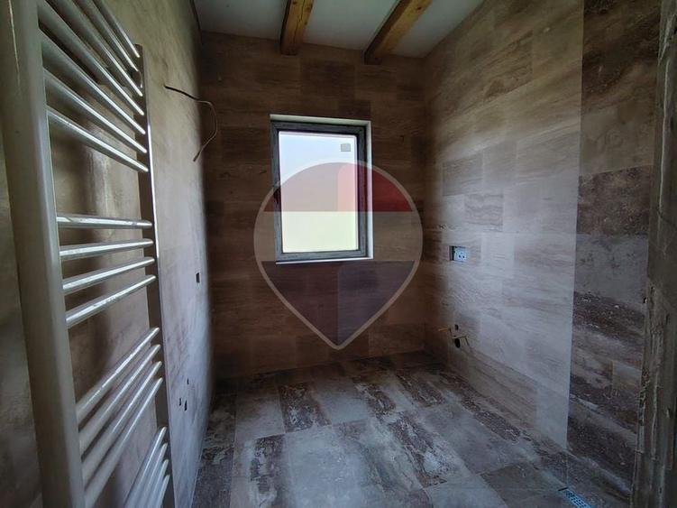 Casă individuală cu 5 camere cu Teren 3400 Mp în Valea Voievozilor