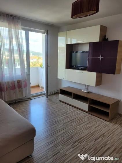 Apartament cu 3 camere semidecomandat în Tineretului
