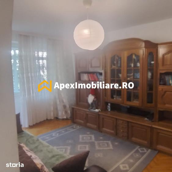 Apartament cu 3 camere decomandat în Tineretului — fotografia 2
