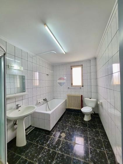 Casă individuală cu 15 camere cu Teren 1092 Mp în Câmpinița