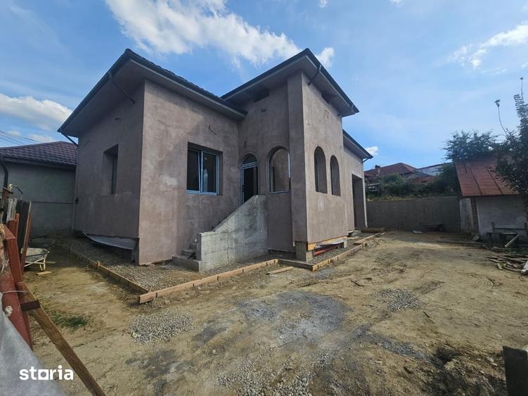 Casă cu 4 camere cu Teren 376 Mp în Curtea de Argeș