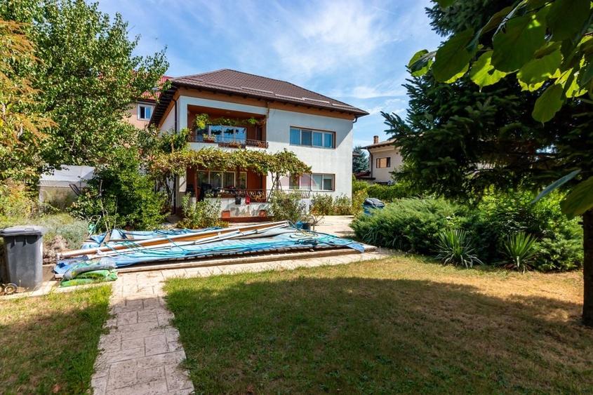 Casă individuală cu 6 camere cu Piscina în Roșu