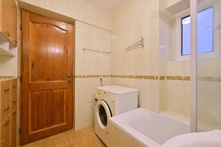 Apartament cu 3 camere semidecomandat în Sala Palatului