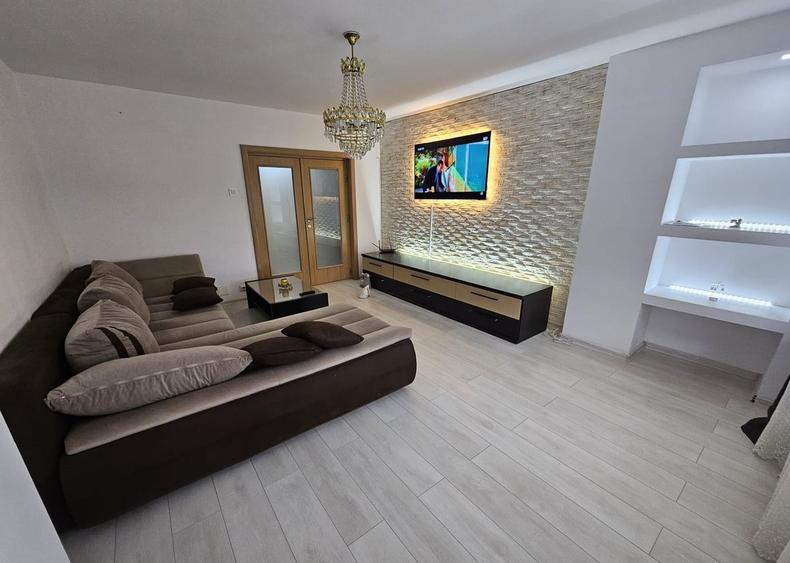 Apartament cu 3 camere decomandat, mobilat în Decebal