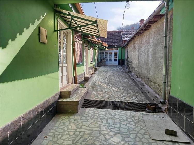 Casă cu Teren 1439 Mp în Ciclova Română