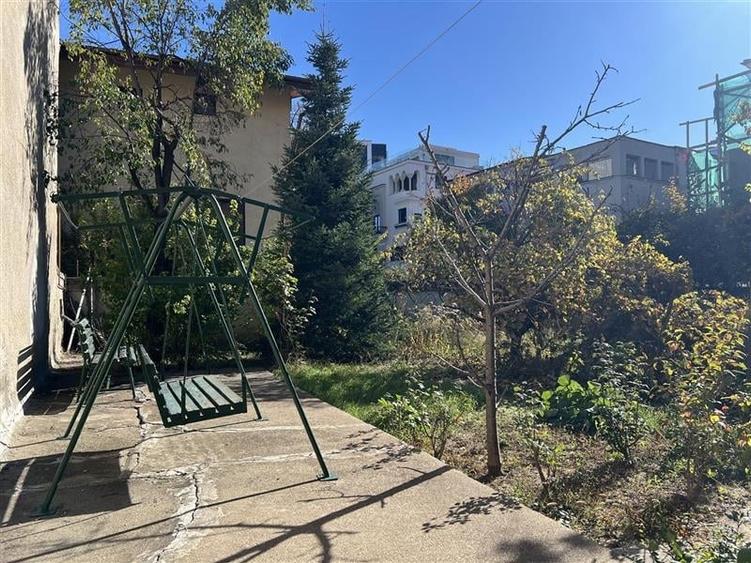 Casă individuală cu 10 camere cu Garaj în Primăverii