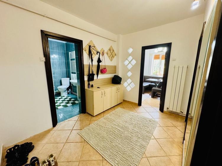 Apartament cu 3 camere semidecomandat în Podu Roș